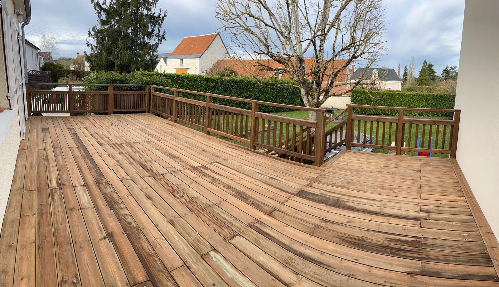 Terrasse sur pilotis en bois imprégné marron